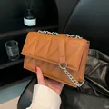 Chique gewatteerde crossbodytas in karamelbruin met een stijlvolle zilveren ketting - Donkerbruin