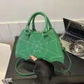 Borsa a mano verde a forma di ala di pipistrello con cuciture a ragnatela e tracolla - Verde