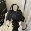 Borsa a tracolla gotica nera ad ala di pipistrello con ricamo a ragnatela e dettagli - Nero