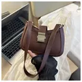 Dettaglio della borsa sottobraccio in ecopelle marrone scuro con fibbia dorata - Marrone Scuro