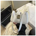 Dettaglio borsa sottobraccio in pelle PU bianca con fibbia quadrata dorata in stile vita - Bianco