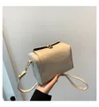 Bolso caja pequeño beige elegante con textura ondulada y cierre giratorio dorado - Blanco