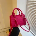 Trendige Handtasche in Flamingopink mit Krokoprägung, Fransen und goldenen Beschlägen - Fuchsia