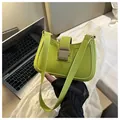 Dettaglio ravvicinato della borsa sottobraccio verde lime con fibbia in metallo moderna - Verde