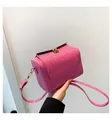 Bolso bandolera rosa brillante estilo vintage con textura de ondas y cierre - Rosa