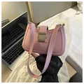 Dettaglio della borsa a spalla rosa in finta pelle con fibbia in metallo argento spazzolato - Rosa