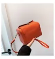 Borsa a tracolla retrò arancione brillante con trama Epi e chiusura in metallo dorato - Arancione