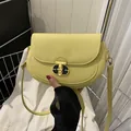 Elegante bolso de silla de montar en cuero amarillo claro con hebilla de metal dorado - Amarillo