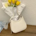 Bolso de montura media luna blanco minimalista para mujer con correa de hombro - Blanco