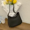 Bolso de hombro vintage negro mate minimalista para mujer con curvas suaves y correa - Negro