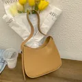 Bolso de hombro tipo silla de montar en cuero marrón claro con cremallera metálica - Caqui