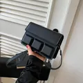 Franse zwarte crossbodytas met getextureerd chocoladevormig geometrisch patroon - Zwart