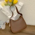 Bolso de hombro marrón de cuero mate con forma de media luna y diseño vintage minimal - Marrón Oscuro