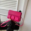 Magenta crossbodytas met 3D vierkant reliëfontwerp en verstelbare schouderband - Rozerood