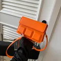 Franse stijl crossbodytas in oranje PU-leer met geometrische vierkante reliëfs - Oranje