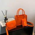 Set di tre borse in feltro arancione brillante con shopper goffrata e borsa a tracolla - Borsa A Mano Tracolla E Borsellino / Arancione