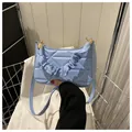 Nahaufnahme der hellblauen gesteppten Tote-Bag mit Falten Griff und goldenen Beschlägen - Blau