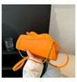 Lebhafte orangefarbene Umhängetasche mit goldener Kette und strukturierter Lederoptik - Orange
