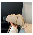 Schicke cremeweiße gesteppte Umhängetasche mit goldener Kette und geprägtem Leder-Logo - Khaki