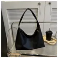 Minimalistische mattschwarze Hobo-Schultertasche mit goldenem Reißverschluss im modernen Stil - Schwarz