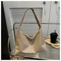 Minimalistische beige Hobo-Umhängetasche aus PU-Leder mit breitem Riemen für Pendler - Khaki