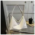 Minimalistische weiße Schultertasche aus Leder mit breitem Gurt in reinem Weiß-Finish - Weiß