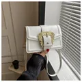 Bolso bandolera blanco elegante con hebilla barroca dorada y acabado de cuero liso - Blanco