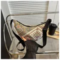 Detalle de la textura tejida geométrica bohemia y correa ajustable del bolso medialuna - Verde
