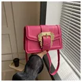 Bolso cuadrado pequeño magenta con hebilla dorada barroca y correa de hombro delgada - Rosa Rojo