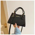 Bolso trapezoidal negro retro con patrones de círculos azules y herrajes dorados - Negro