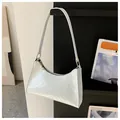 Sac hobo blanc en cuir verni avec surpiqûres en V et détails métalliques dorés - Blanc