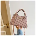 Bolso rosa con patrones geométricos y detalles elegantes en herrajes dorados - Rosa
