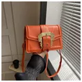 Bolso bandolera cuadrado naranja brillante con hebilla dorada vintage y correa fina - Naranja
