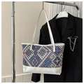 Détail du grand cabas tricoté aux motifs ethniques avec base en similicuir blanc - Blanc