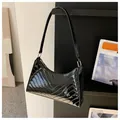 Sac baguette noir verni avec surpiqûres en V et détails métalliques dorés chic - Noir