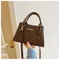 Bolso de mano trapezoidal marrón retro con textura de círculos y herrajes dorados - café