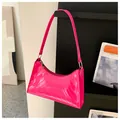 Sac sous le bras verni rose vif matelassé à chevrons avec fermeture éclair dorée - Rose Rouge