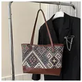 Détail du sac ethnique montrant des motifs tissés et des finitions en similicuir - Café