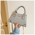 Bolso de mano vintage blanco con estampado geométrico negro y detalles dorados - Blanco