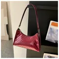 Sac sous le bras bordeaux brillant avec matelassage en V et fermeture éclair dorée - Bordeaux
