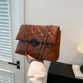Braune gesteppte Umhängetasche mit Metallkette und minimalistischem Design - Dunkelbraun