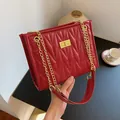 Elegante bolso de piel acolchada roja con cadena dorada y costuras en patrón en V - Rojo