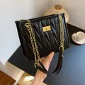 Bolso de hombro acolchado negro con cadena dorada y cierre metálico para el día a día - Negro