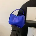 Μινιμαλιστική ηλεκτρίκ μπλε τσάντα ώμου από δέρμα με κόκκους και φερμουάρ στην κορυφή - Μπλε
