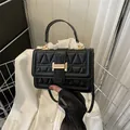 Schicke schwarze Stepphandtasche mit goldener H-Schnalle und Umhängeriemen - Schwarz