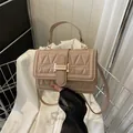 Elegante beige gesteppte Handtasche mit goldenem Verschluss und verstellbarem Schultergurt - Khaki