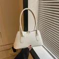 Bolso de hombro minimalista de cuero blanco con cremallera dorada y logotipo - Blanco
