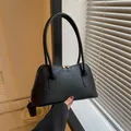 Bolso bajo el brazo minimalista de cuero negro mate con cremallera dorada fina - Negro