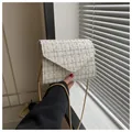 Elegante bolso bandolera de tweed crema con cadena dorada y acabado con textura - Blanco Roto