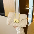 Borsa a tracolla chic trapuntata color crema con dettagli in metallo dorato e chiusura - Bianco